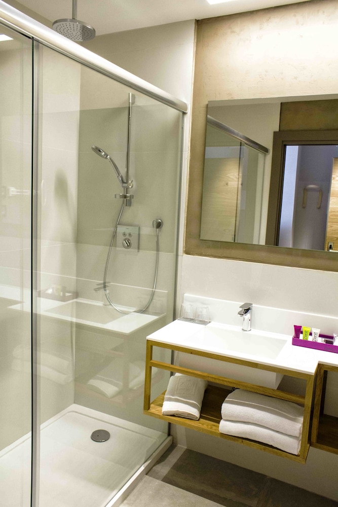 Standard Double Room (Parking) photo 3