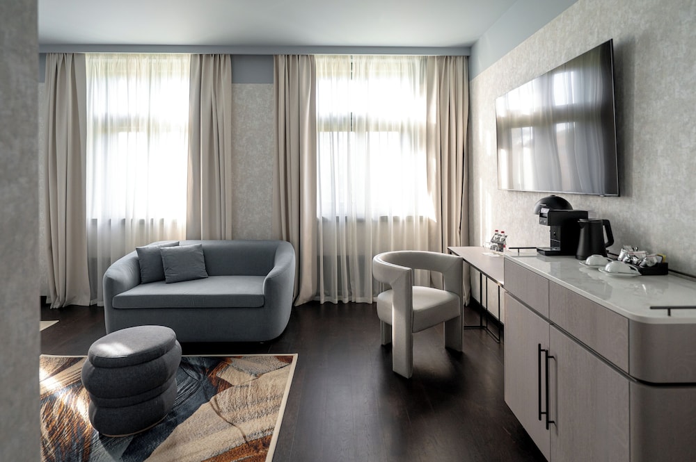Deluxe Room, 1 King Bed, Park View - Photo 4
