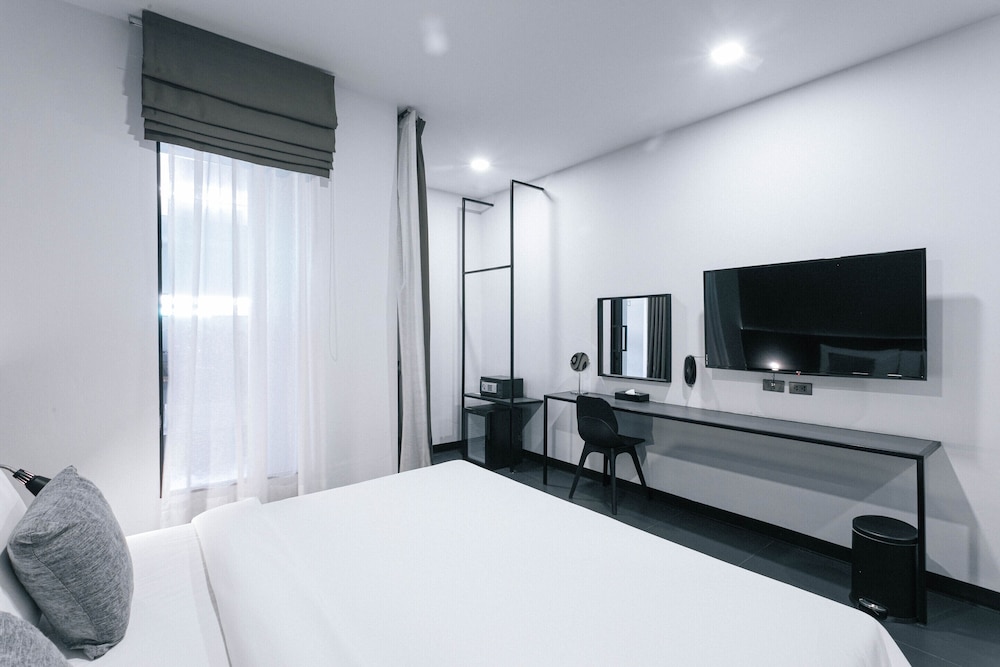 Standard Room, 1 King Bed, Non Smoking, Pool Access - Photo 4