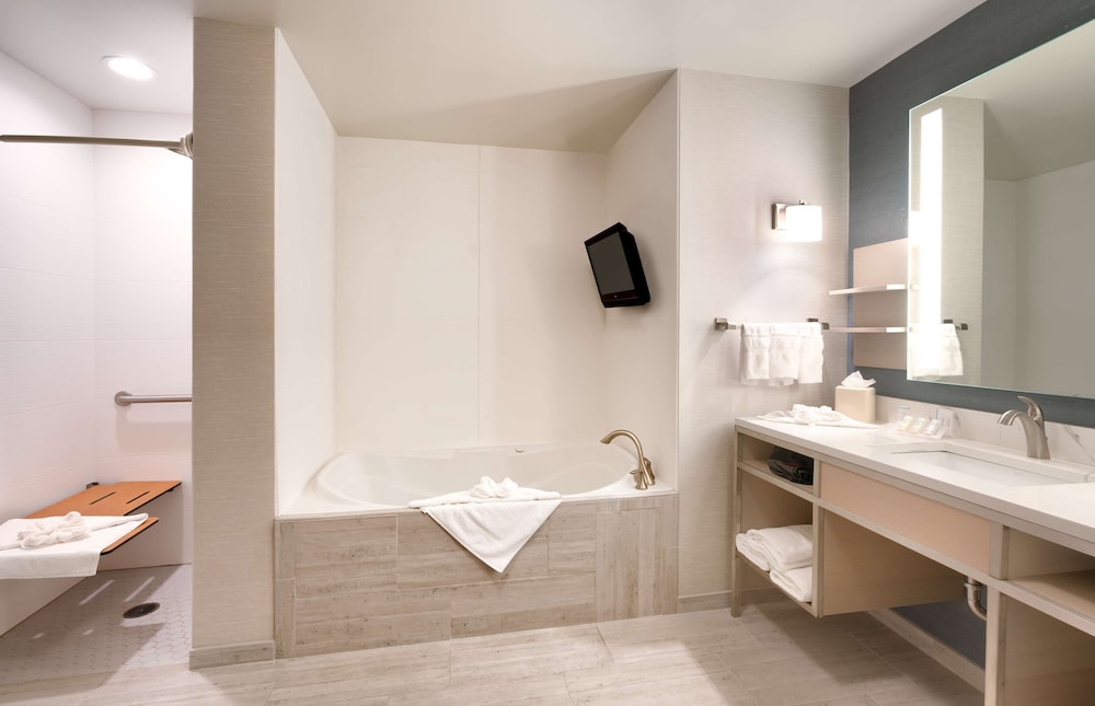 Suite, Accessible - Photo 5