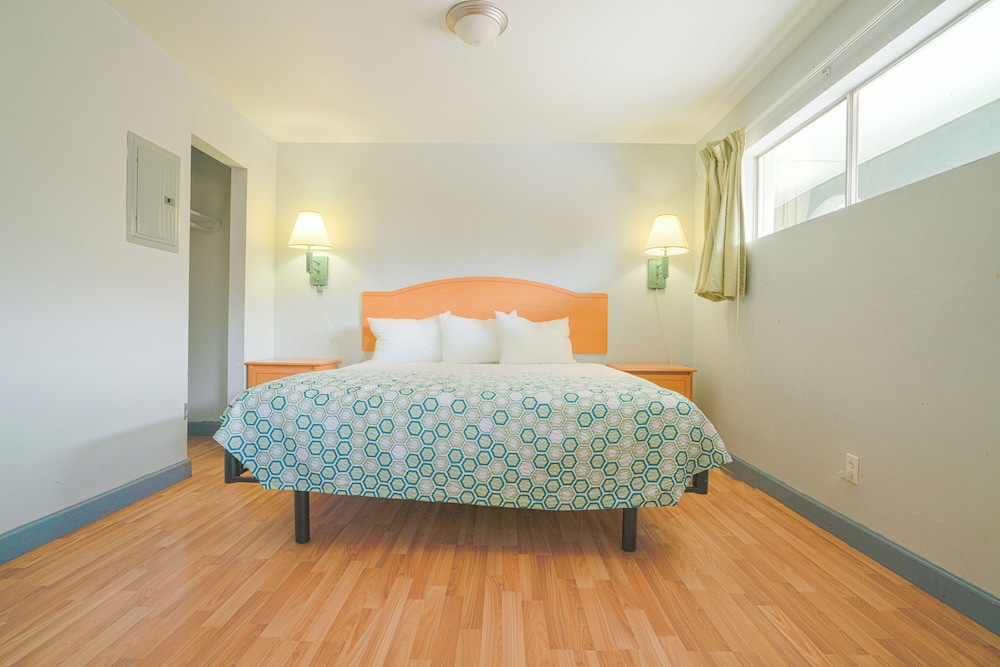 Room, 1 King Bed, Smoking, Kitchenette photo 1