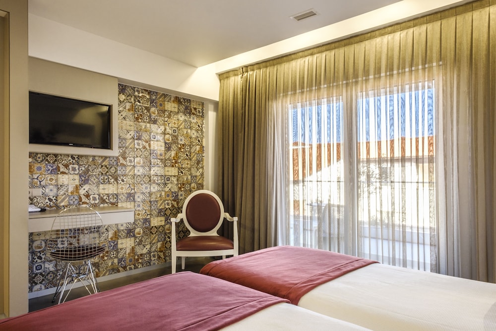 Premium Twin Room, Balcony, City View photo 2