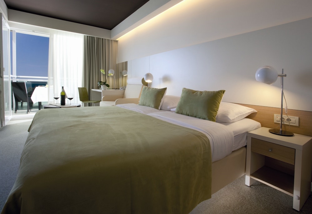 Standard Family Room with Extra Bed and Balcony - Photo 5