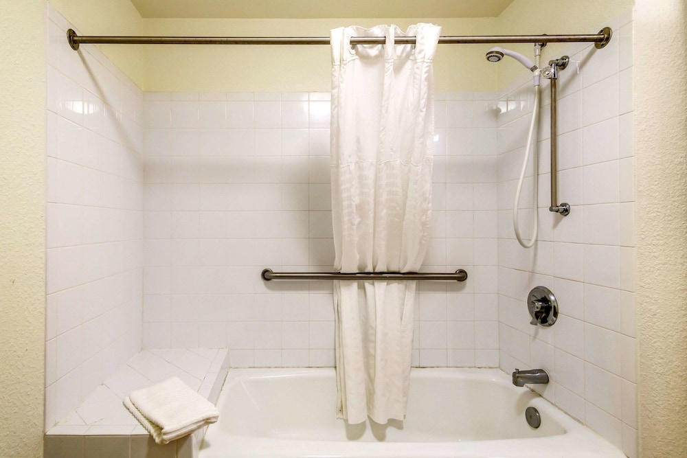 Room, 1 King Bed, Accessible, Non Smoking (Efficiency) - Photo 5