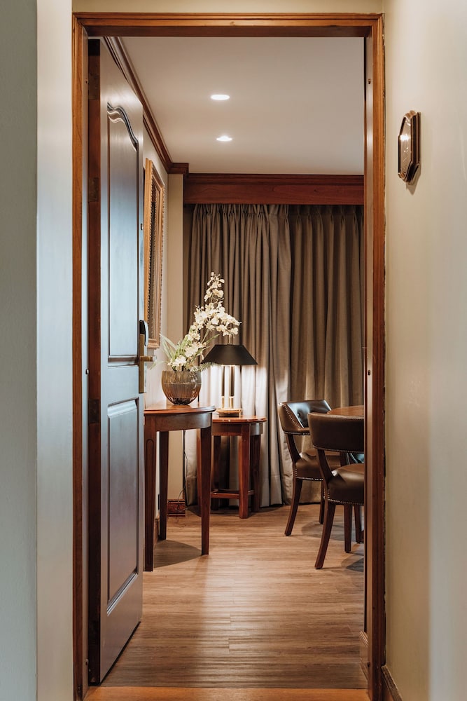 Executive Suite - Photo 6