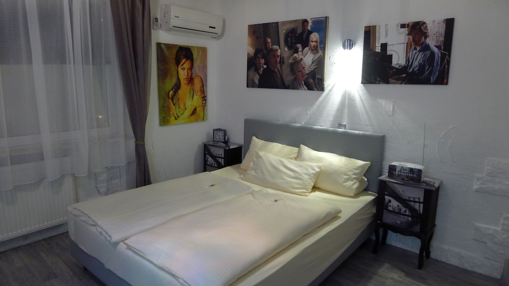 Double Room, 1 Queen Bed photo 1