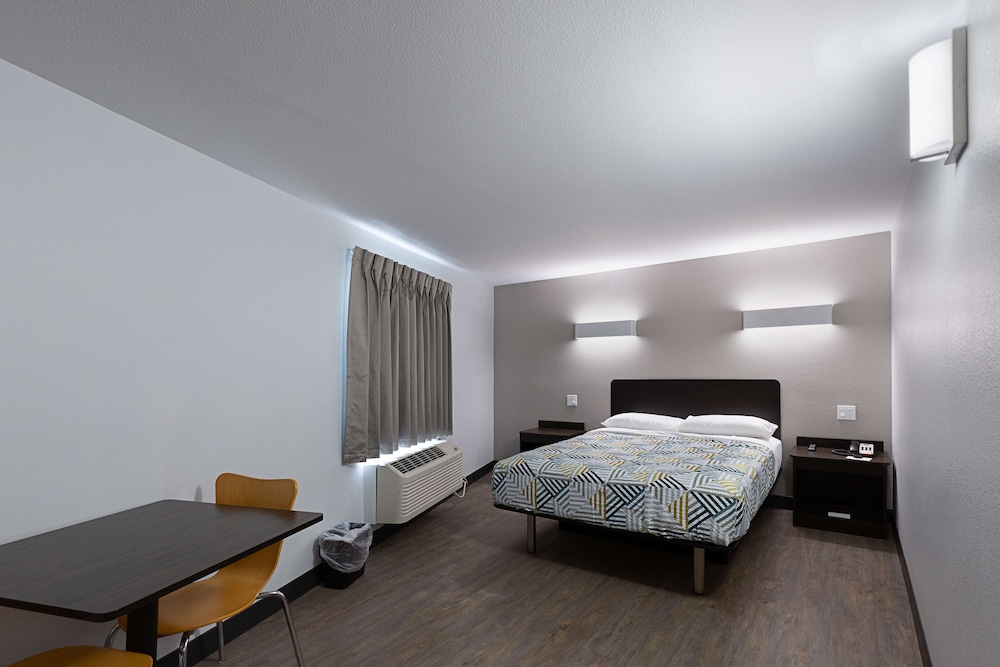 Standard Room, 1 Queen Bed, Non Smoking, Refrigerator & Microwave - Photo 7