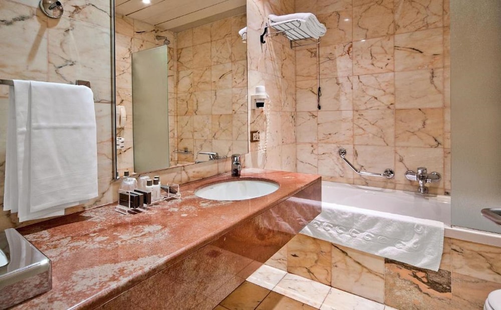 Standard Double or Twin Room - Photo 9