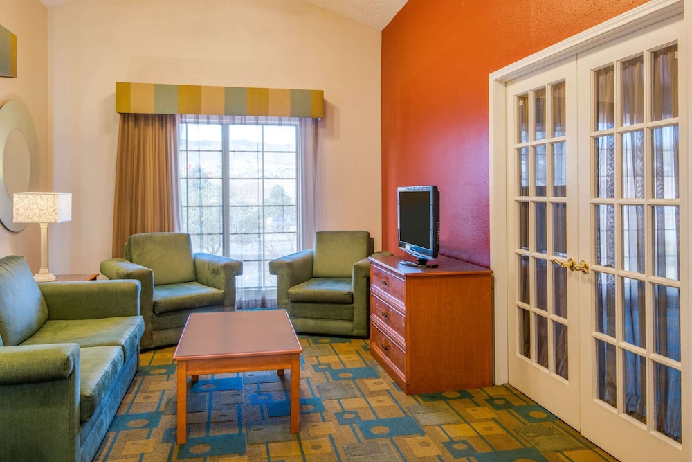 Suite, 1 King Bed, Non Smoking - Photo 3
