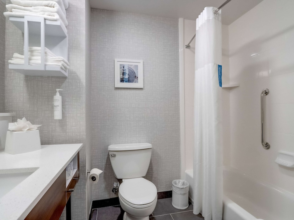 Room, 2 Queen Beds, Accessible, Bathtub (Hearing) - Photo 26