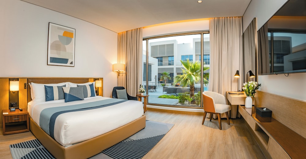 Superior Room, 1 King Bed, Pool View