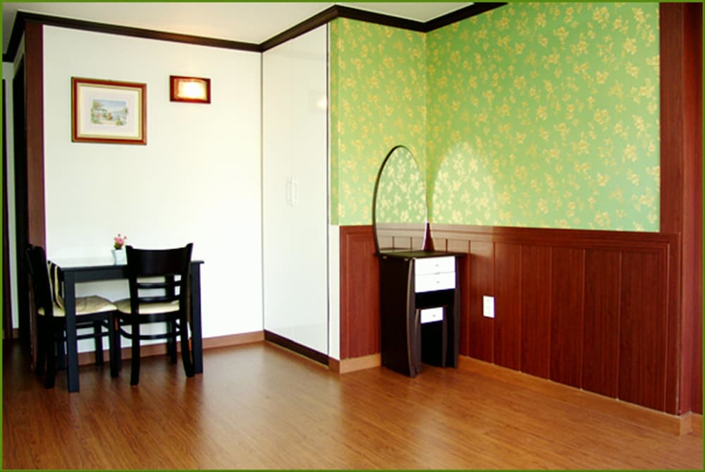 Family Room photo 3