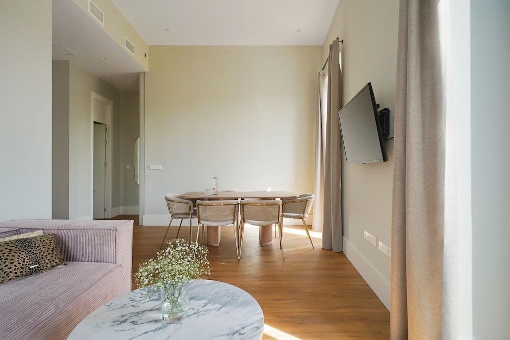 3 Bedroom Apartment with Balcony - Photo 13