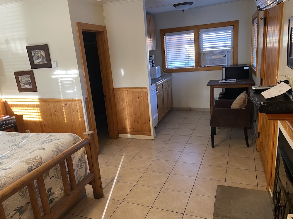 Standard Studio, Private Bathroom, Mountain View (021 STUDIO 1Q KITCHEN ARE)