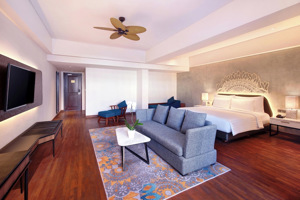 Junior Suite, 1 King Bed with Sofa bed - Photo 2