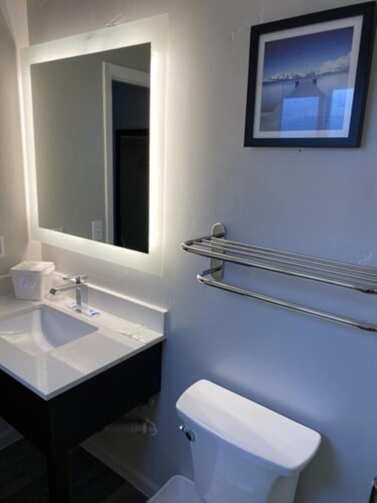 Standard Room, 1 King Bed, Balcony - Photo 2