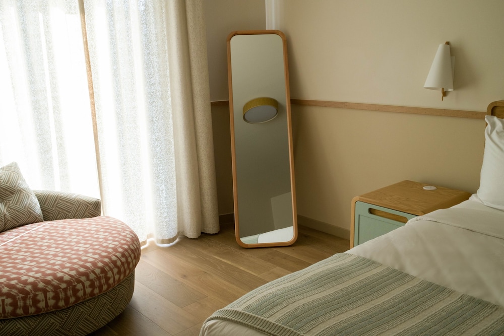 Suite, 1 King Bed - Photo 2