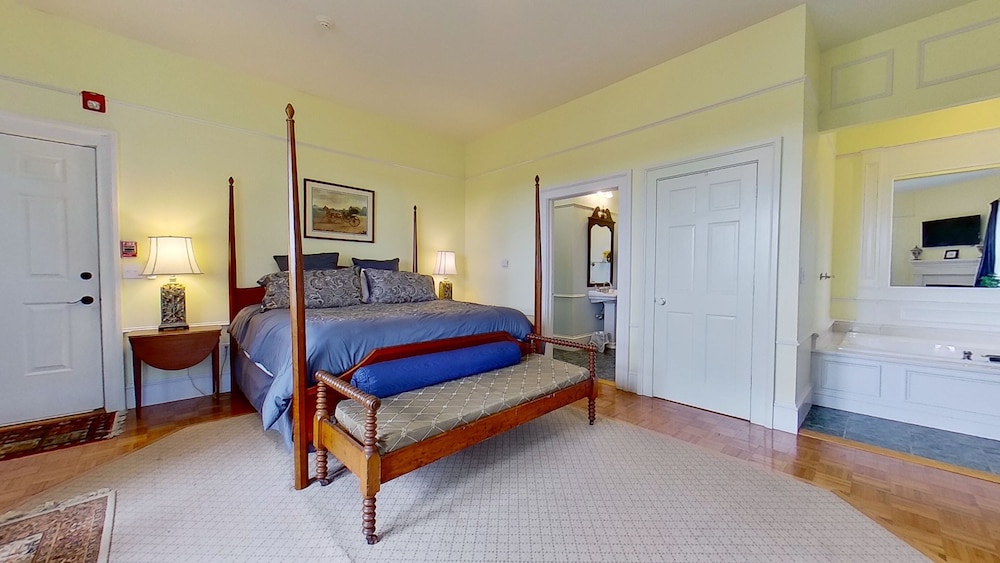 Luxury Room, 1 King Bed with Sofa bed, Jetted Tub, Hill View