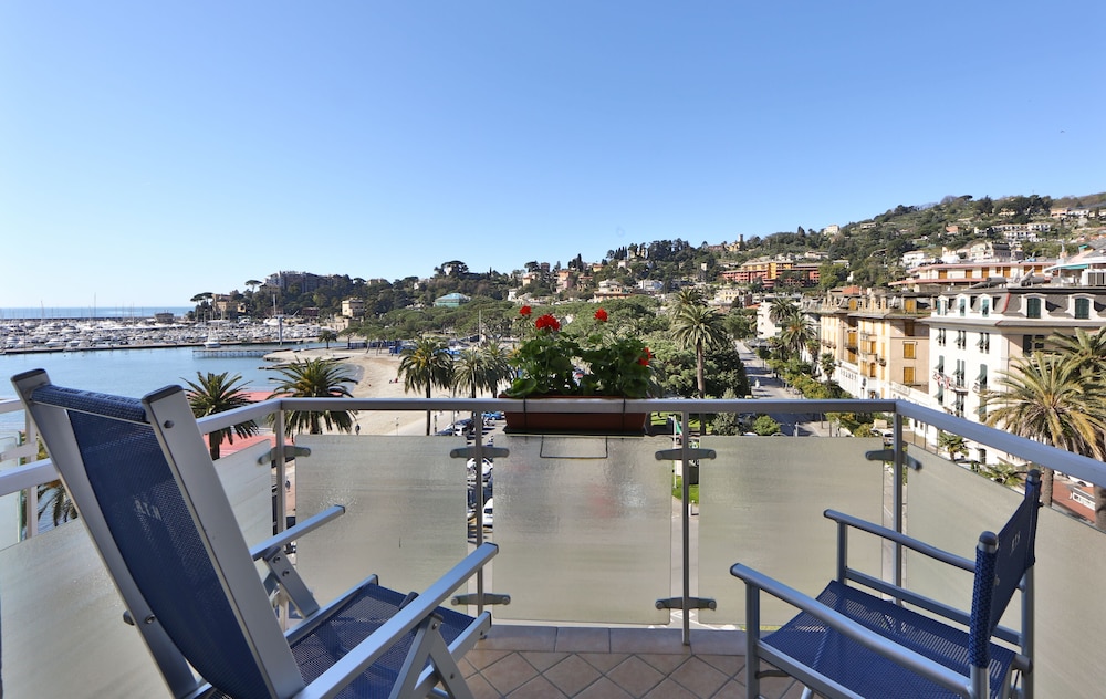Executive Room, 1 Queen Bed, Balcony, Partial Sea View - Photo 5