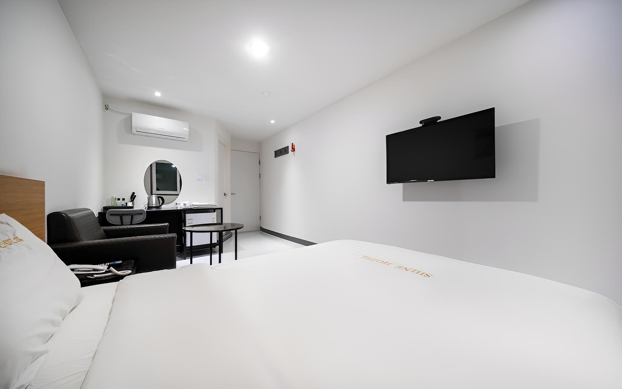 Room (Standard Room) - Photo 11