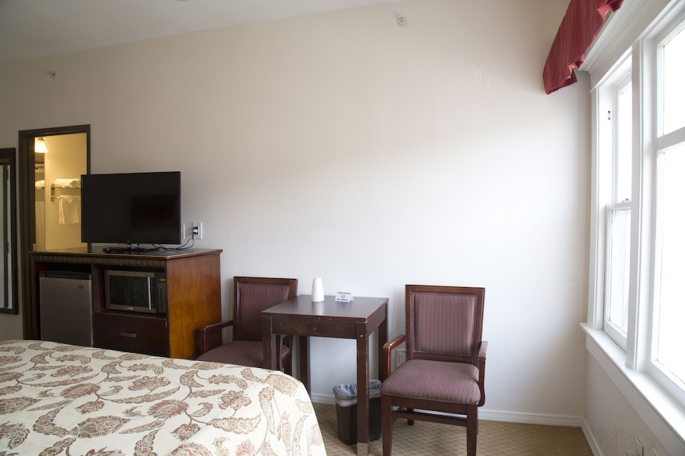 Standard Room, 2 Queen Beds - Photo 5