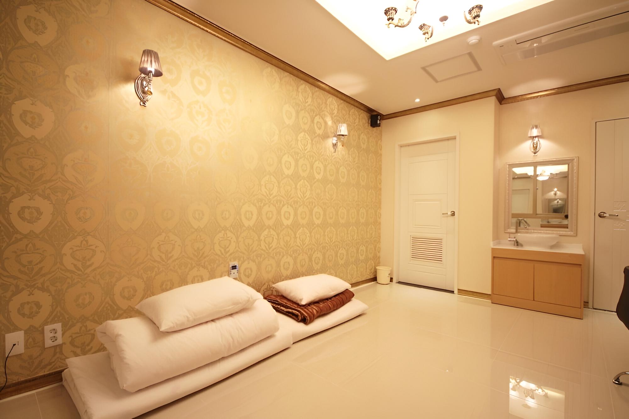 Room (Standard Double (Latex Bed Netflix Av) photo 2