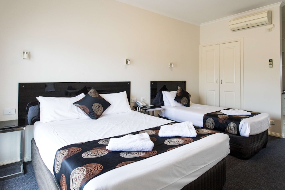 Deluxe Room, Multiple Beds, Non Smoking, Kitchenette (Walk-in Shower) - Photo 3