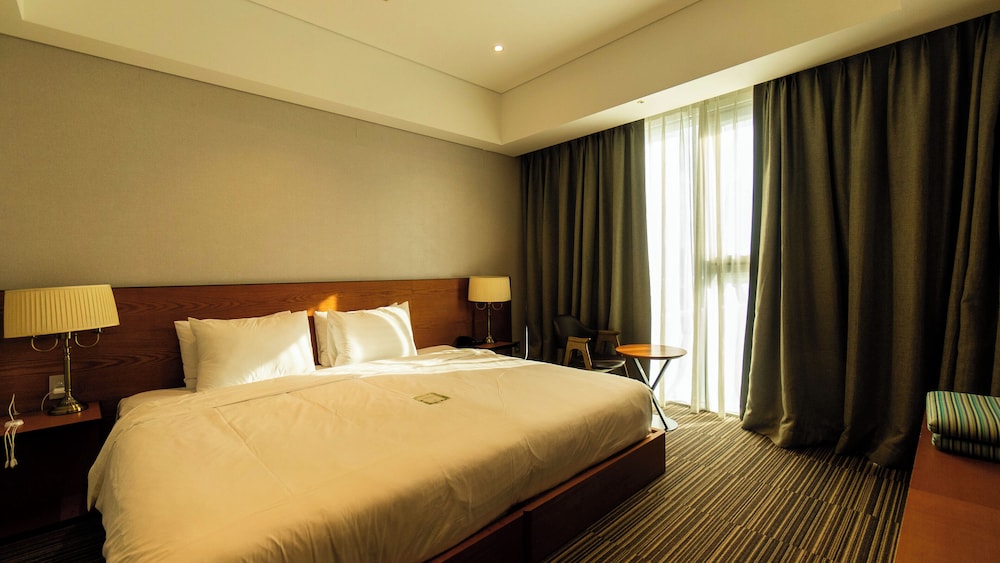 Standard King Room, Non-Smoking - Photo 3