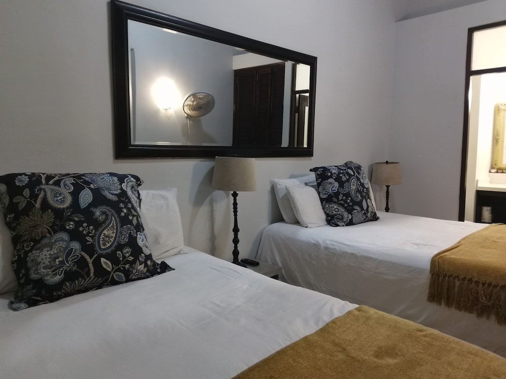 Standard Room, 2 Queen Beds - Photo 1