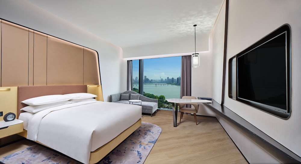 Room, 1 King Bed, River View - Photo 2