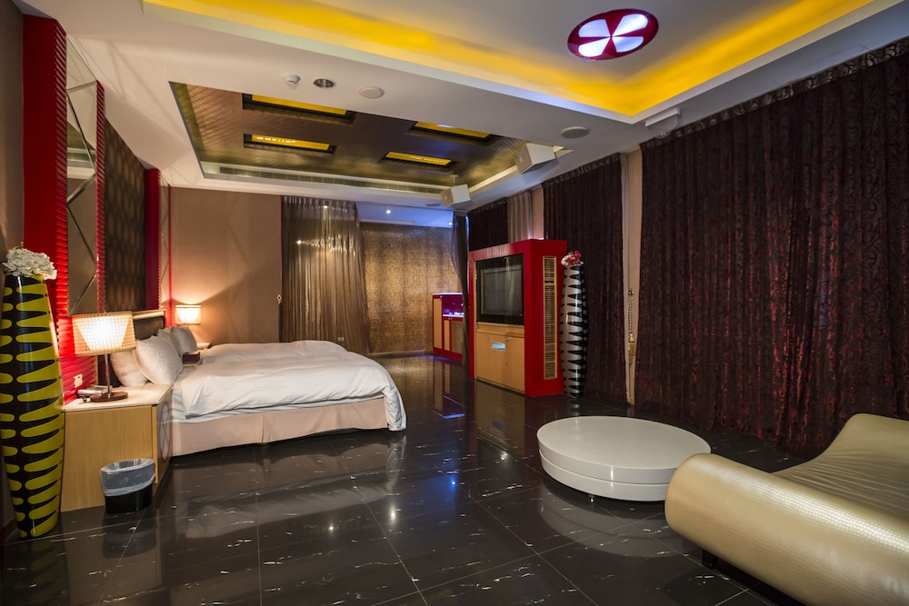 Luxury Double Room, 1 King Bed, Jetted Tub photo 2