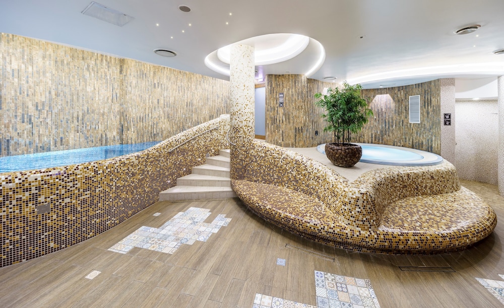 Mansard Room With Daily Spa Access photo 2