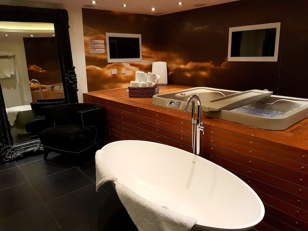 Drop Dead Gorgeous Splash Suite photo 2