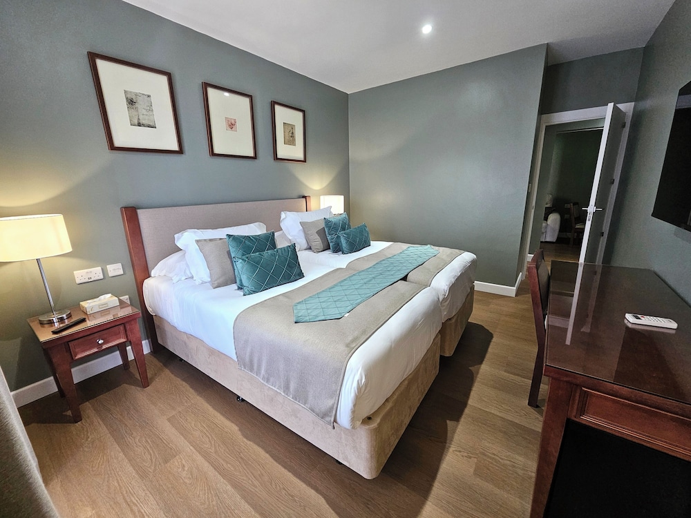 Family Suite, 2 Bedrooms, Balcony, Partial Sea View photo 2