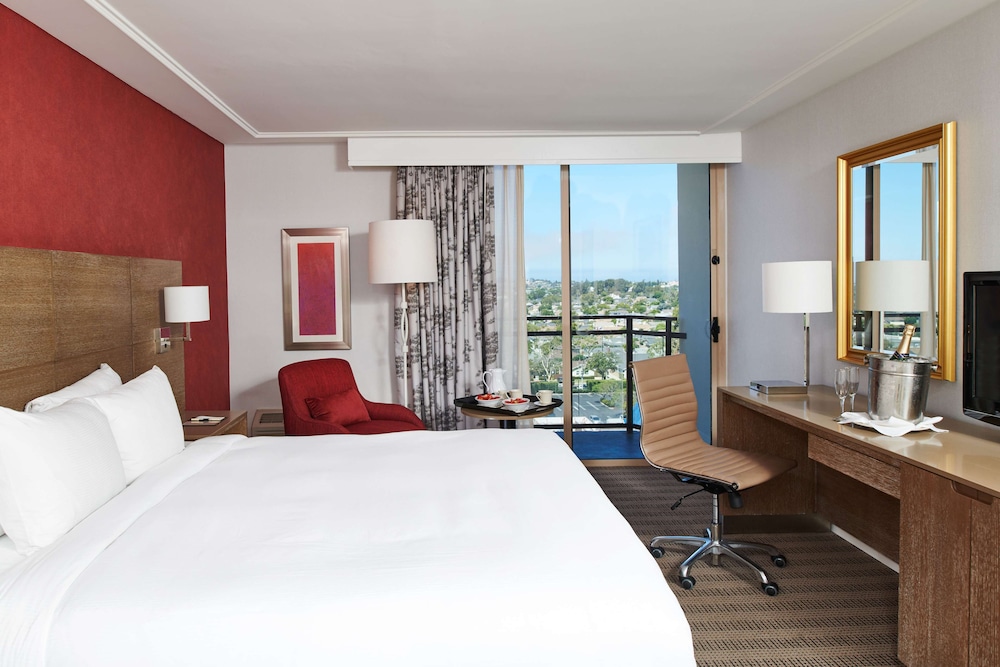 Executive Suite, 1 King Bed, Non Smoking photo 3