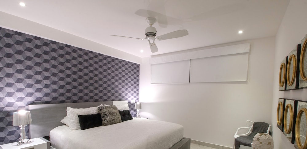 Luxury Condo, 2 Bedrooms, Accessible, Partial Sea View
