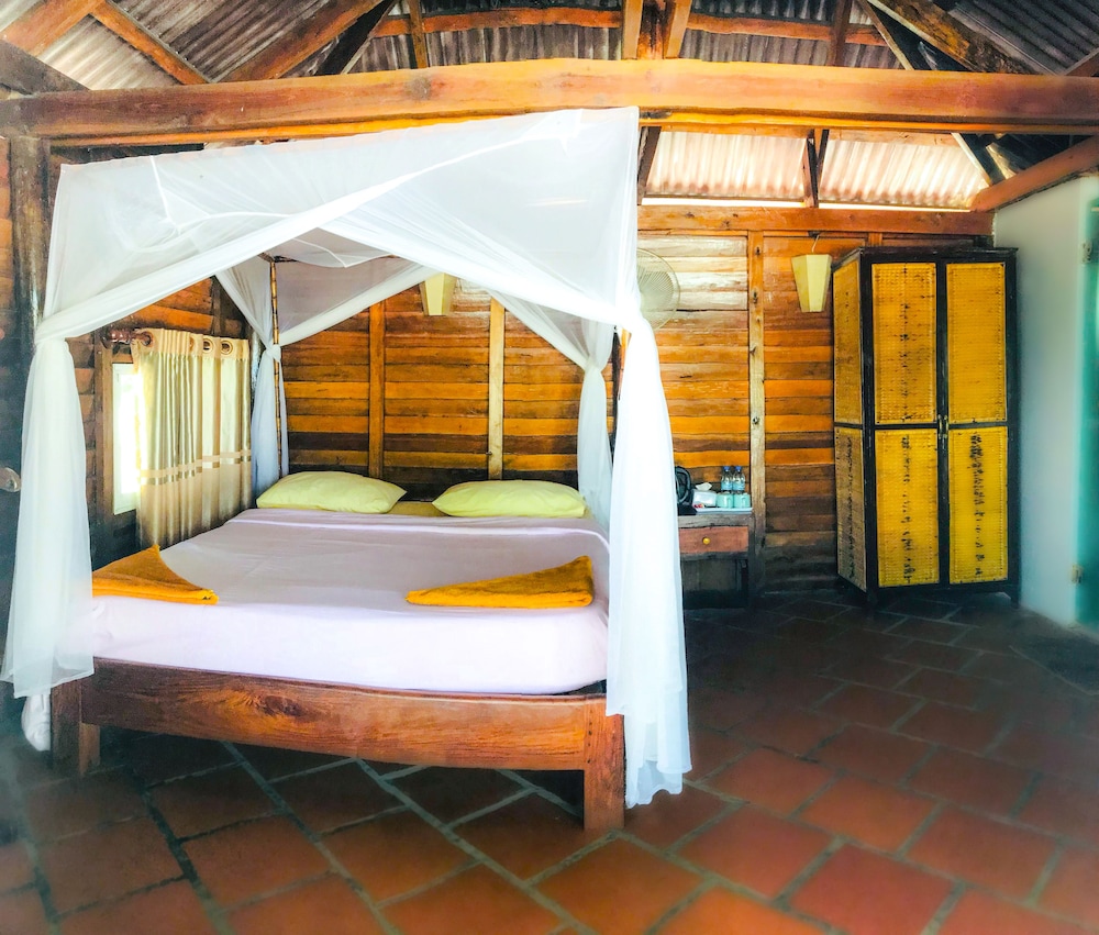 Basic Bungalow, 1 Queen Bed photo 1