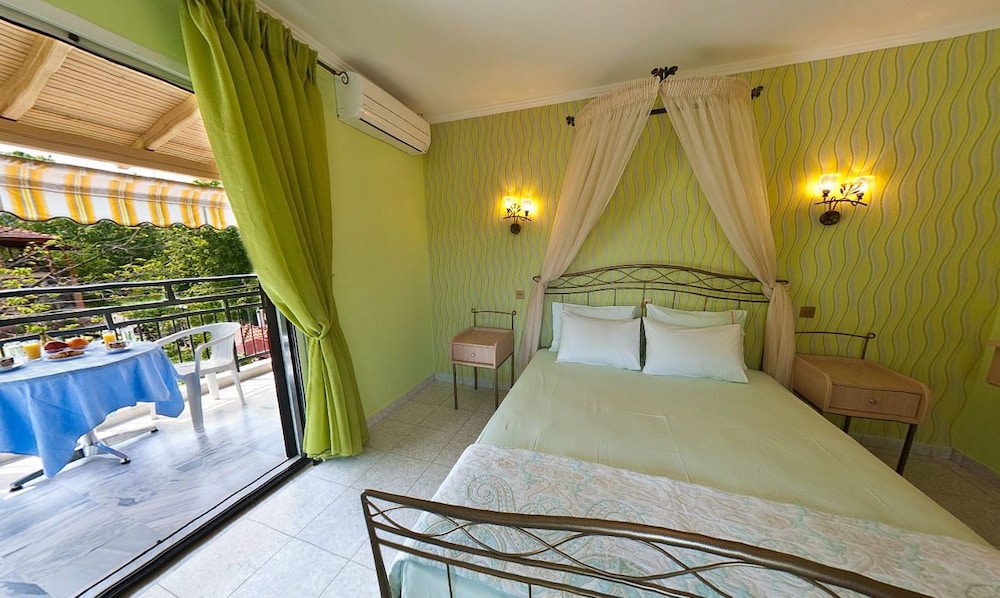Junior Double Room, 1 Bedroom, Terrace, Partial Sea View photo 1