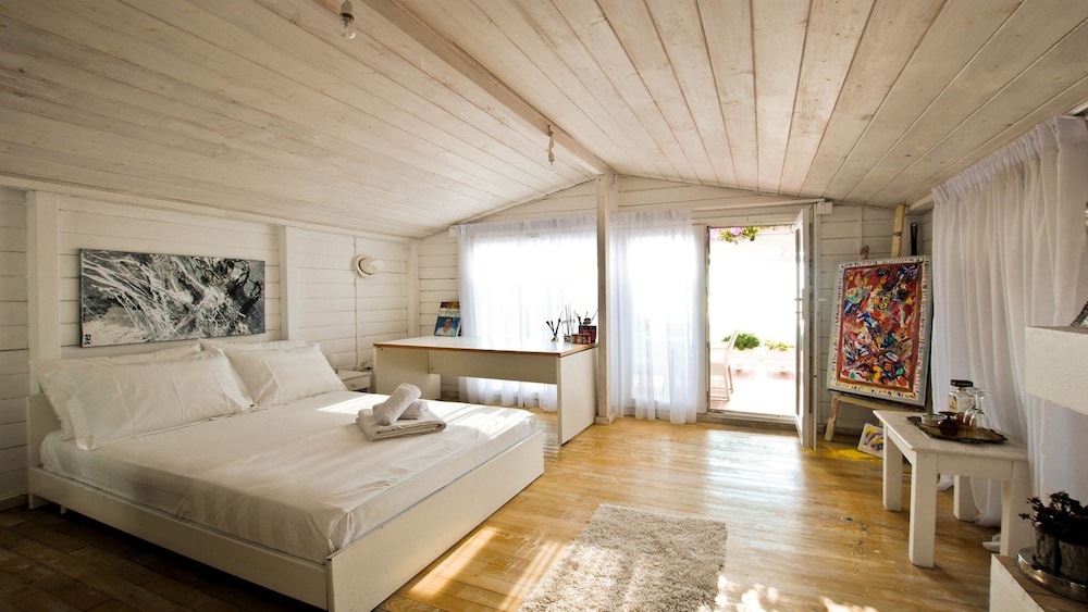 Studio, Sea View