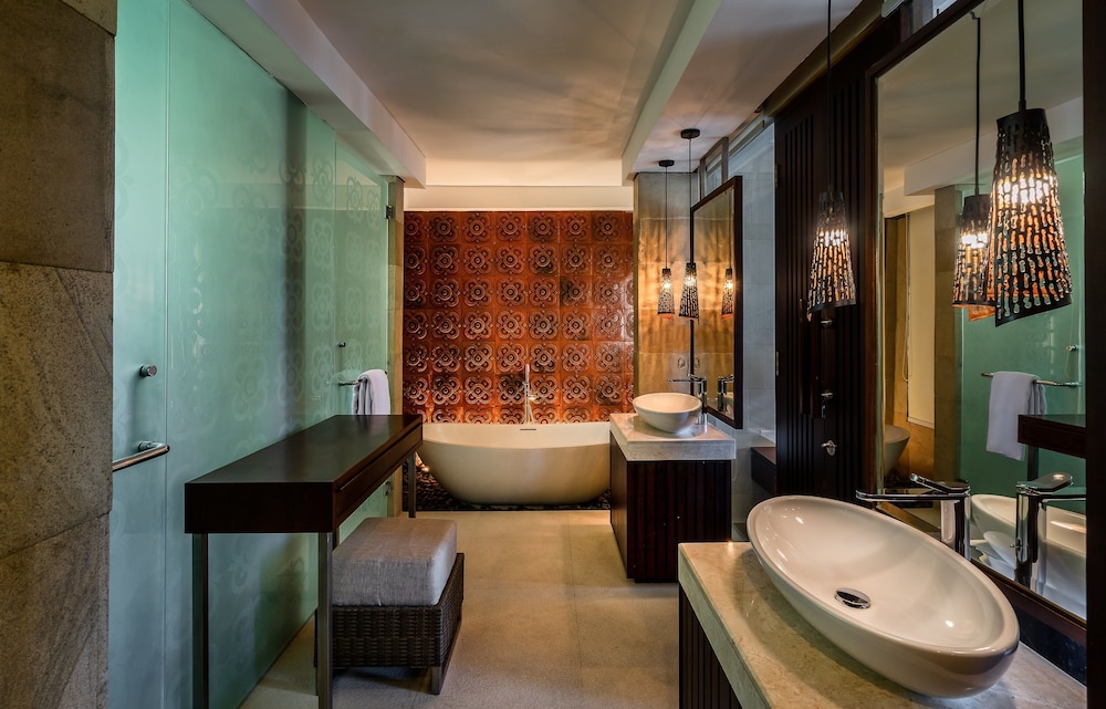 Grand Residence with Ocean View - Photo 3
