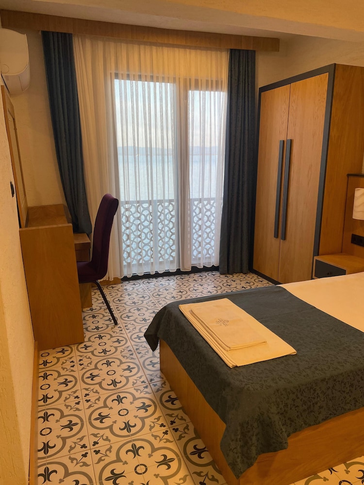 City Room photo 3