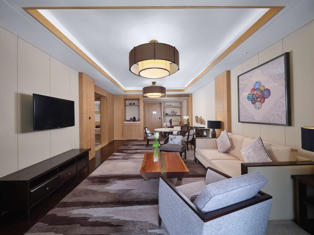 King Suite Lake view Room thumbnail 6