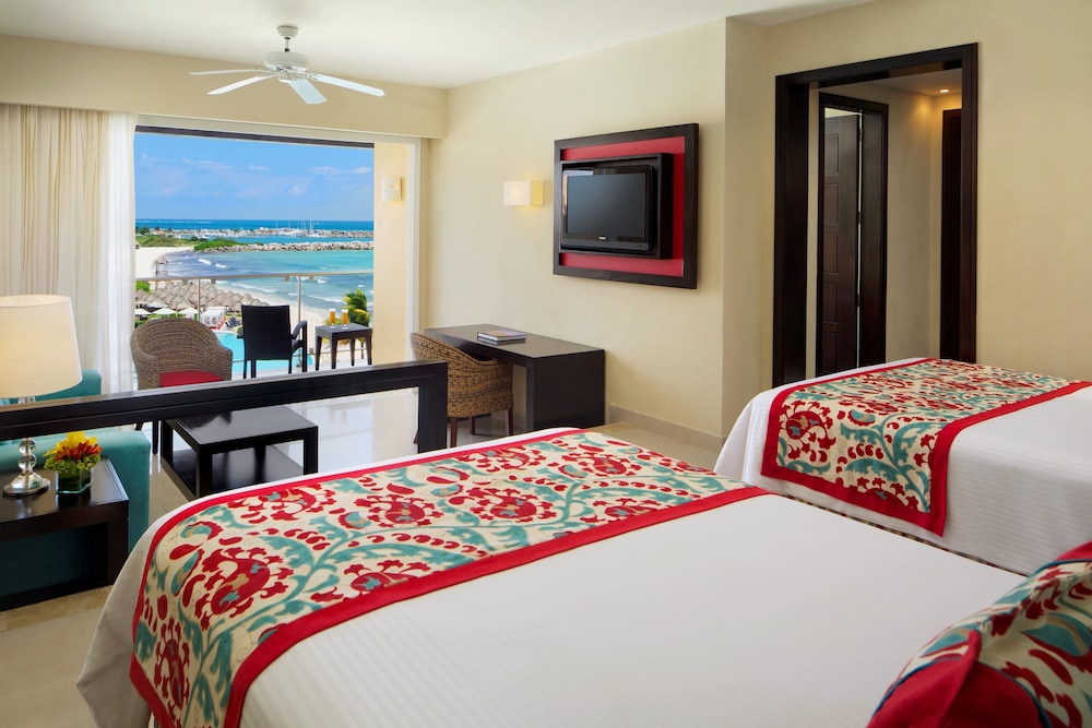 Junior Suite Ocean Front King