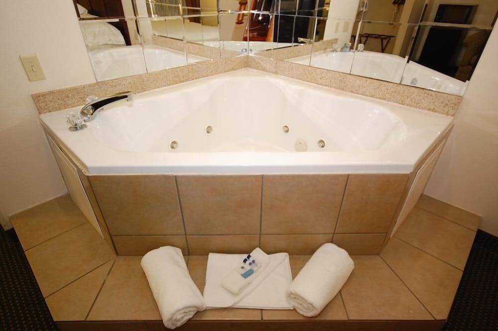 Standard Room, 1 King Bed, Non Smoking, Jetted Tub - Photo 2