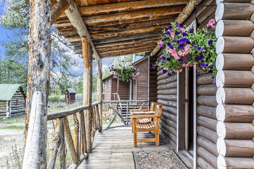 Comfort Cabin, 2 Queen Beds, Mountainside photo 3