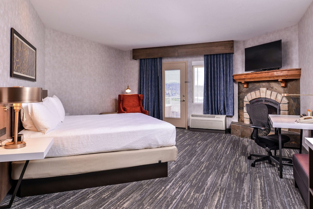 Deluxe Room, 1 King Bed, Balcony, River View - Photo 2