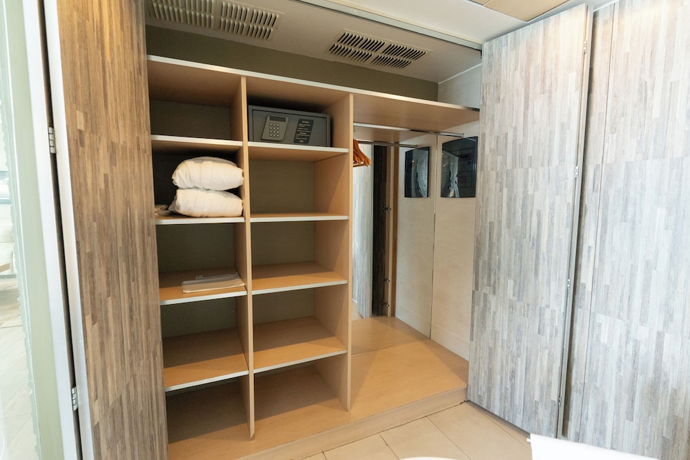 Premium Suite, 1 King Bed, Sea View (Single) - Photo 9