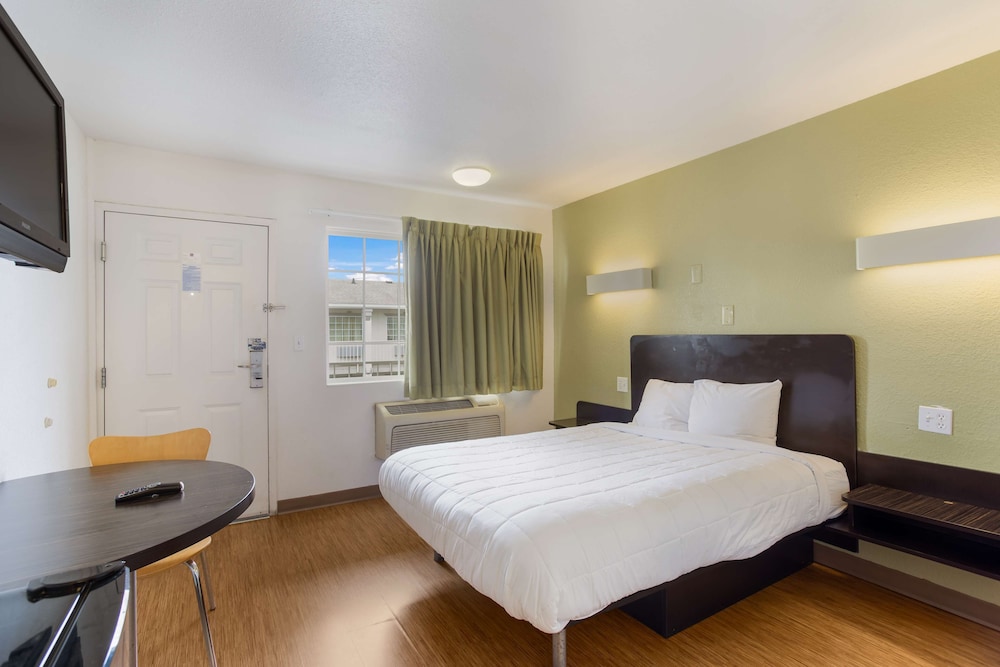 Room, 1 Queen Bed, Smoking photo 1