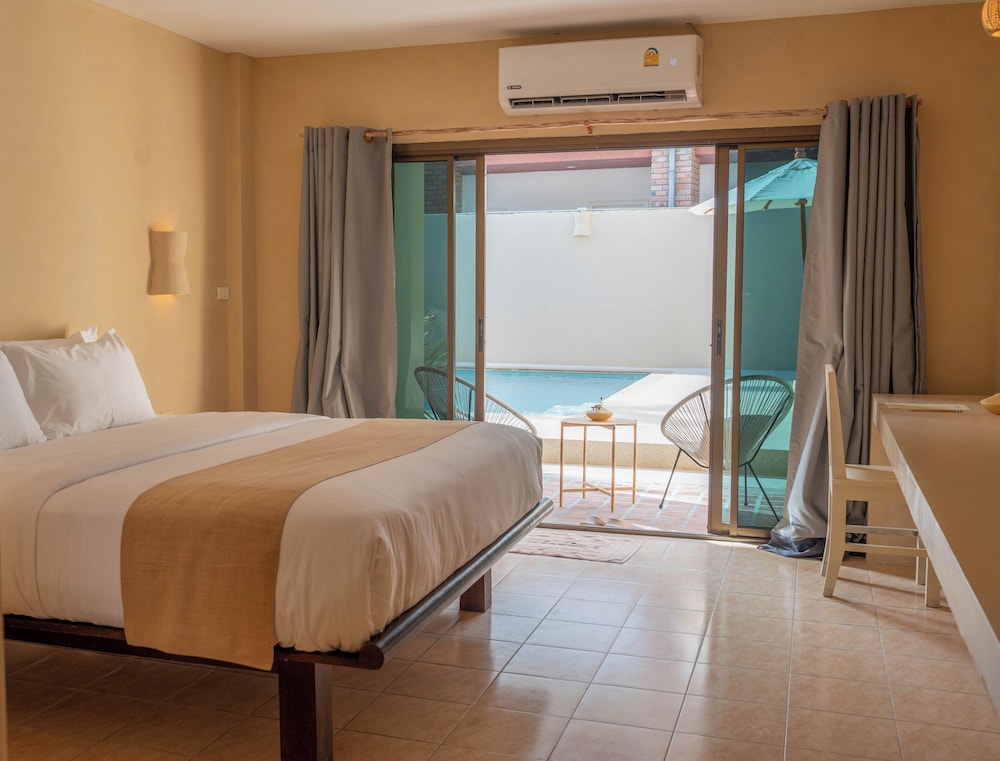 Deluxe Room, 1 King Bed, Pool Access