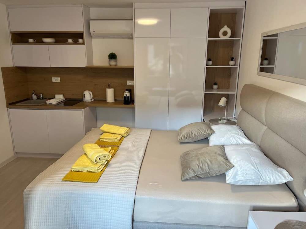 Classic Studio, 1 Queen Bed, Partial Sea View, Courtyard Area photo 1